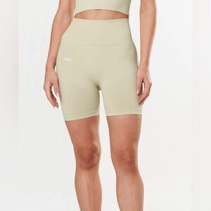 Stax Premium Seamless Midi Bike Shorts - Vanilla Essence SZ. M